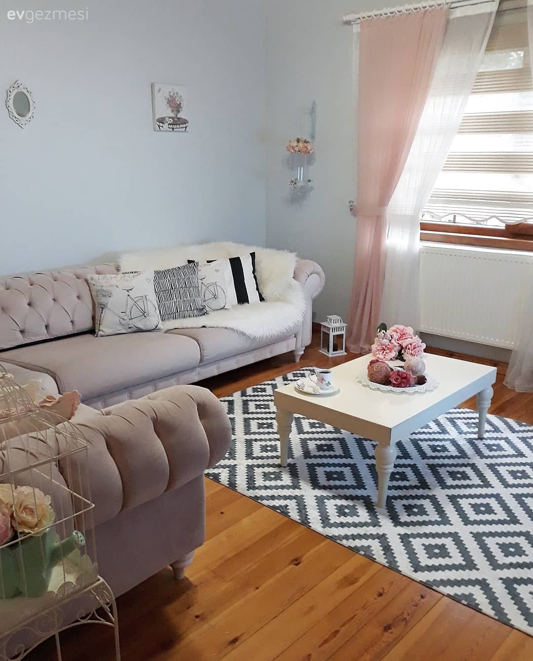Beyaz, Pembe, Oturma Odası, Country, Geometrik desen, Tül perde, Zebra Perde, Orta sehpa, Ev Aksesuar, Yapay çiçekler, Kapitoneli koltuk, Halı