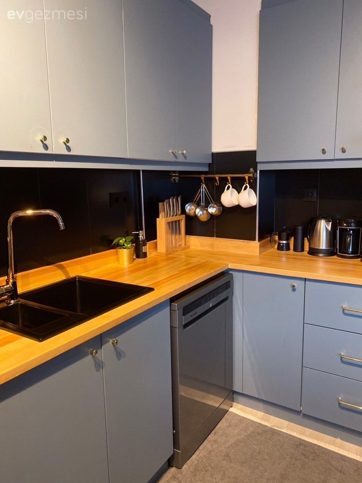 Mutfak, Gri, Siyah, Beyaz, Ahşap mutfak tezgahı, Mutfak tezgahı, Mutfak tezgah arası, Tezgah arası seramik, Mutfak halısı, Ev bitkisi