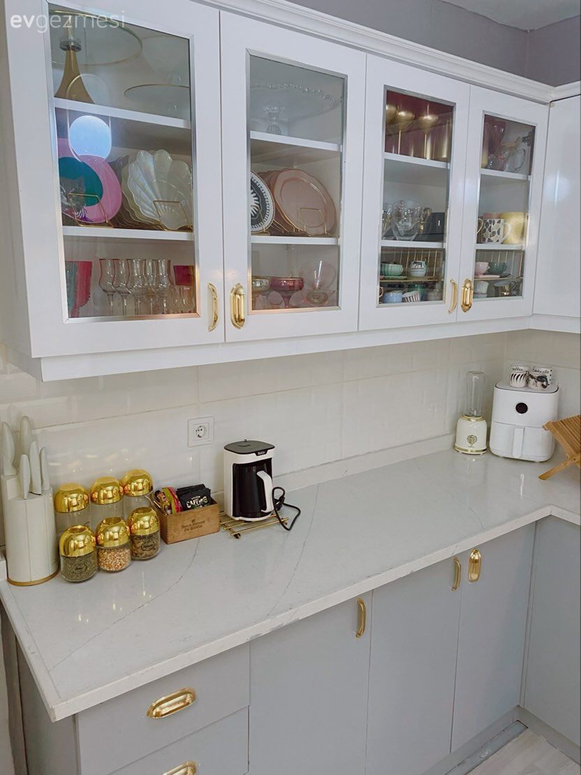 Mutfak, Beyaz, Altın, Mutfak tezgahı, Mutfak tezgah arası, Tezgah arası seramik, Metro seramik, Seramik, Mutfak aksesuarları, Gri