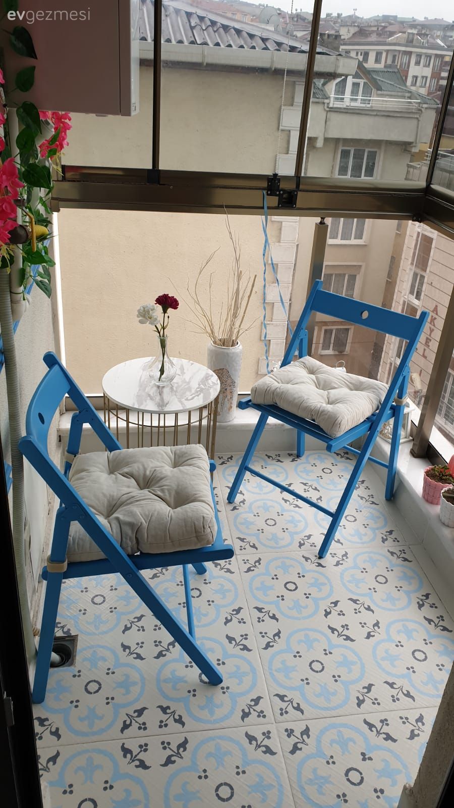 Balkon, Beyaz, Mavi, Balkon masası, Sandalye, Balkon zemini