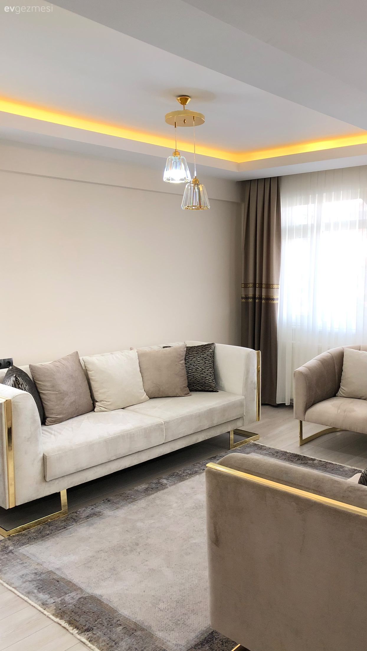 Salon, Modern, Beyaz, Krem, Bej, Led aydınlatma, Aydınlatma, Avize, Halı, Fon perde, Perde, Tül perde, Altın, Salon halısı, Koltuk takımı