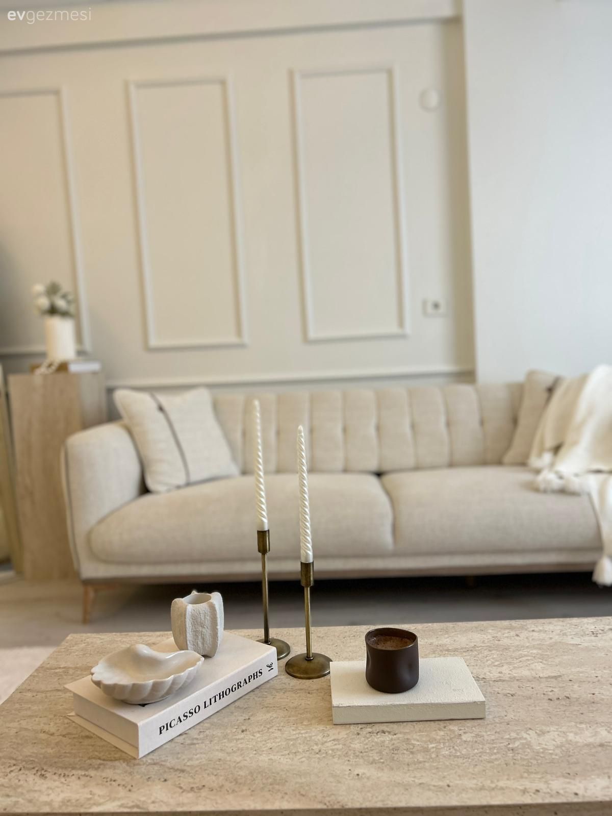 Duvar çıtalama, Beyaz, Bej, Krem, Koltuk takımı, Kırlent, Ev tekstili, Orta sehpa, Sehpa, Halı, Salon halısı, Dekoratif Objeler