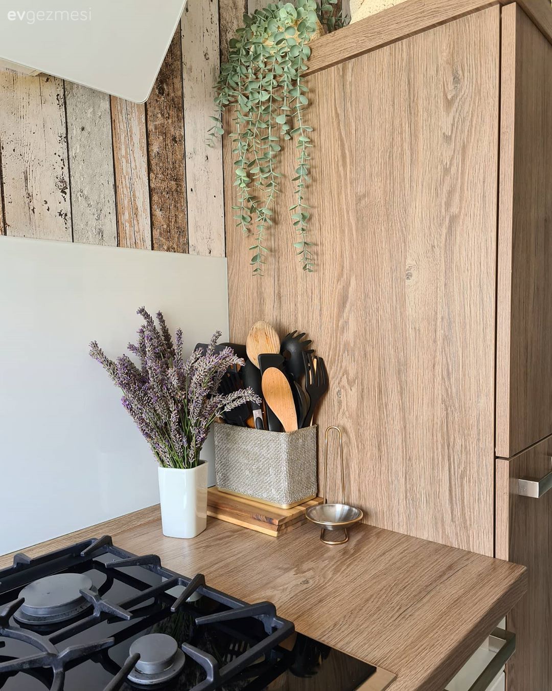 Beyaz ve ahşap mutfak, Mutfak, Kahverengi, Mutfak duvar dekorasyonu, Vazo, Ev Aksesuar