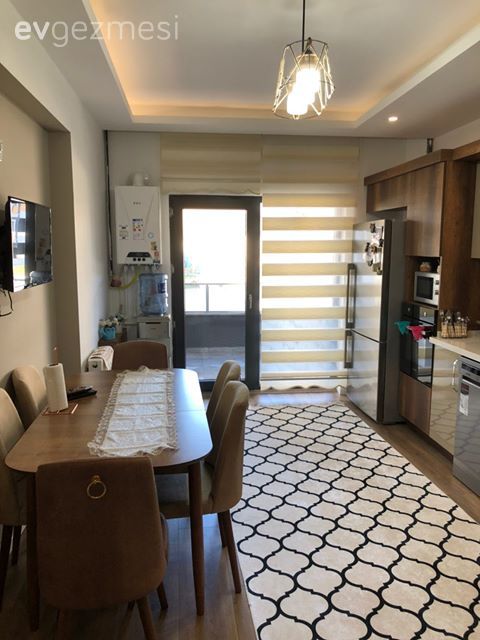 Mutfak, Gri, Vizon, Kahverengi, Mutfak halısı, Geometrik desen, Desenler, Mutfak masası, Sandalye, Runner, Ev tekstili, Mutfak Avize Modelleri, Zebra Perde, Perde, Mutfak perdesi, Spot aydınlatma, Aydınlatma