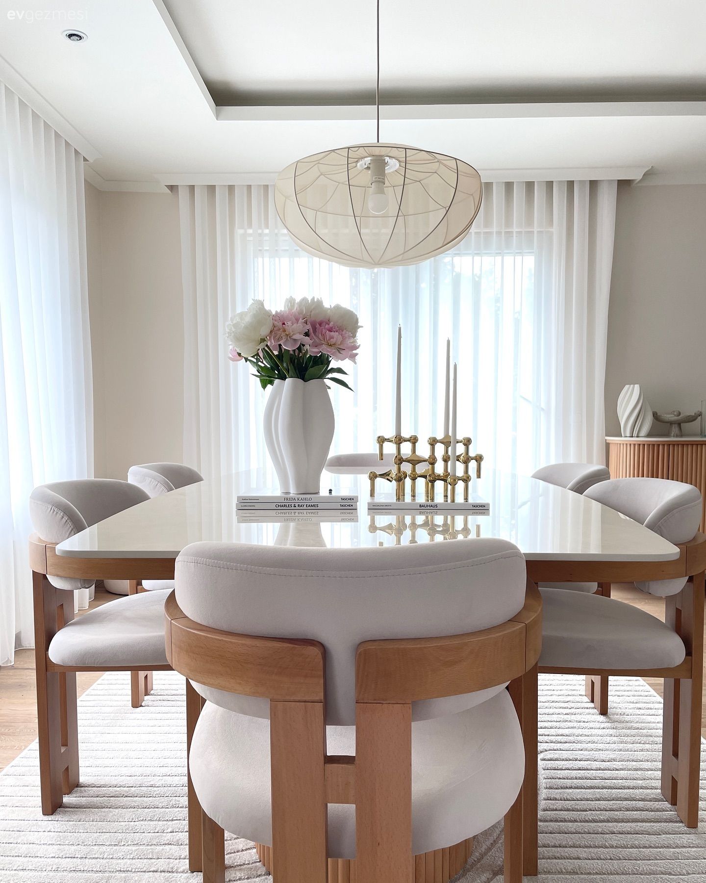 Bu Modern Ev İçin Beyaz ve Ahşabın Yeri Başka