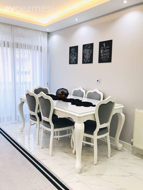 Mutfak masası, Sandalye, Country mutfak masası, Gri, Beyaz, Mutfak duvar dekorasyonu, Mutfak halısı, Mutfak, Tül perde, Perde