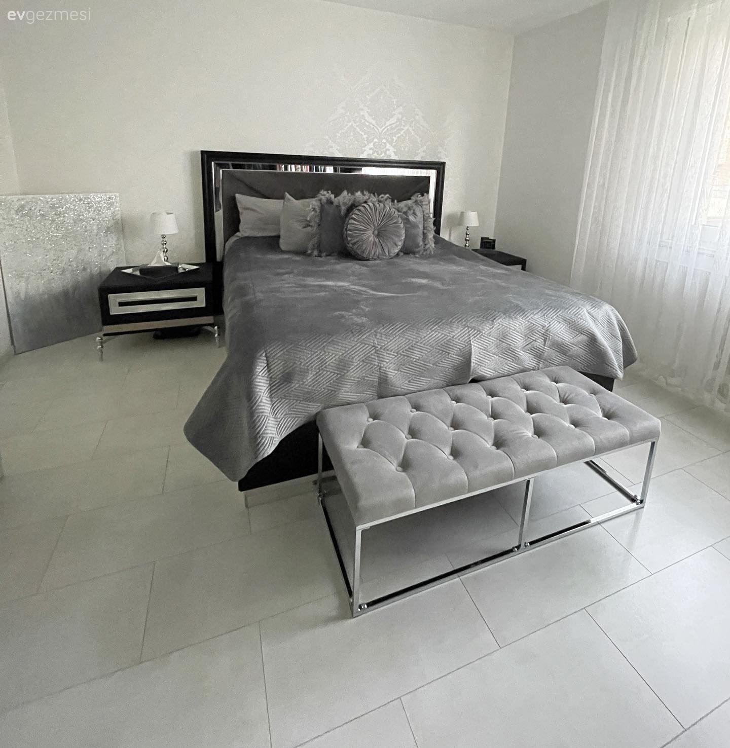 Bu Modern Evin Renkleri Gri, Siyah ve Beyaz