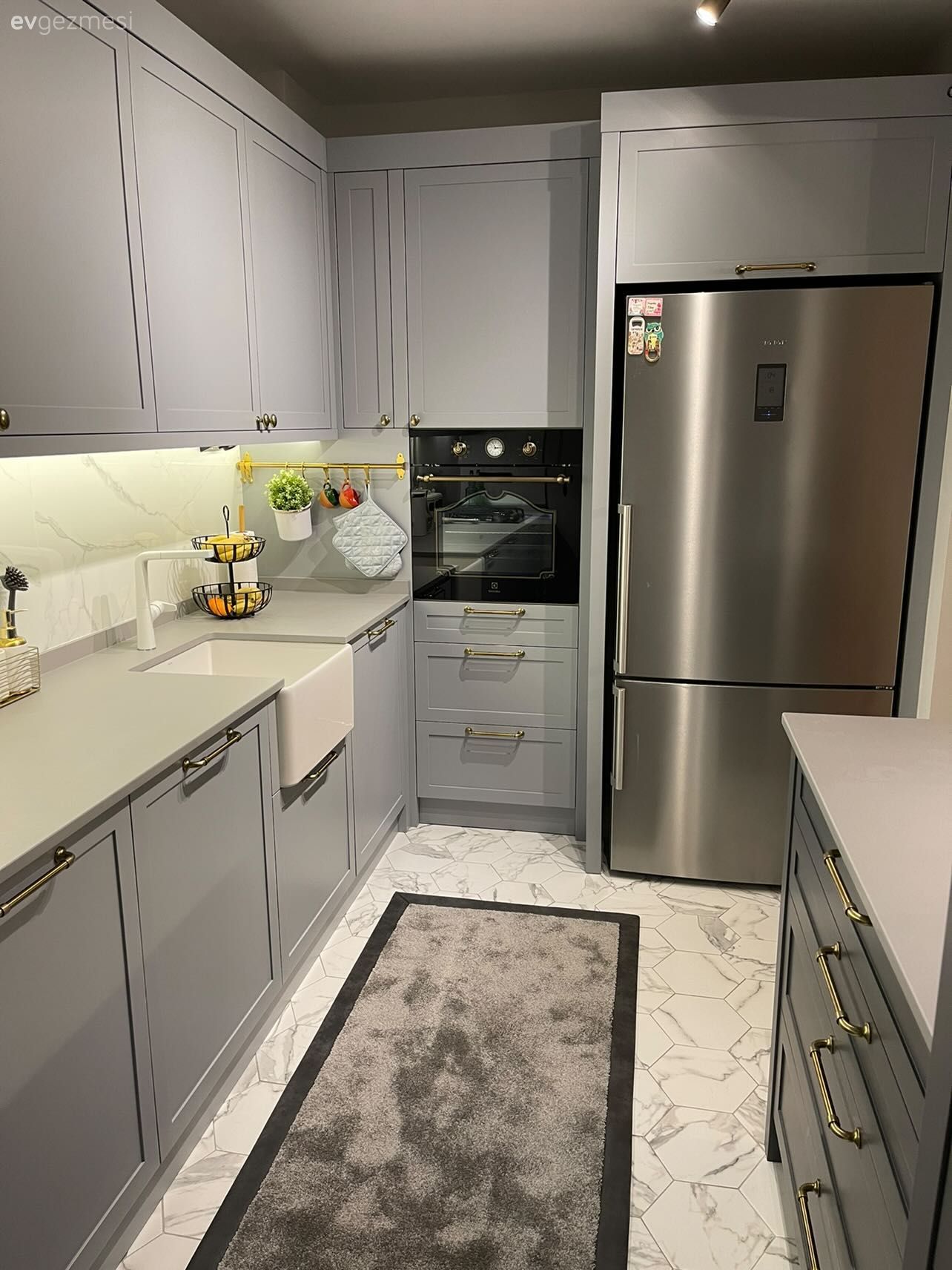 Mutfak, Gri mutfak, Modern, İskandinav, Mutfak yarım adası, Beyaz, Mutfak tezgahı, Mutfak tezgah arası, Tezgah arası seramik, Mutfak halısı, Parke, Ankastre, Mutfak aksesuarları, Eviye 