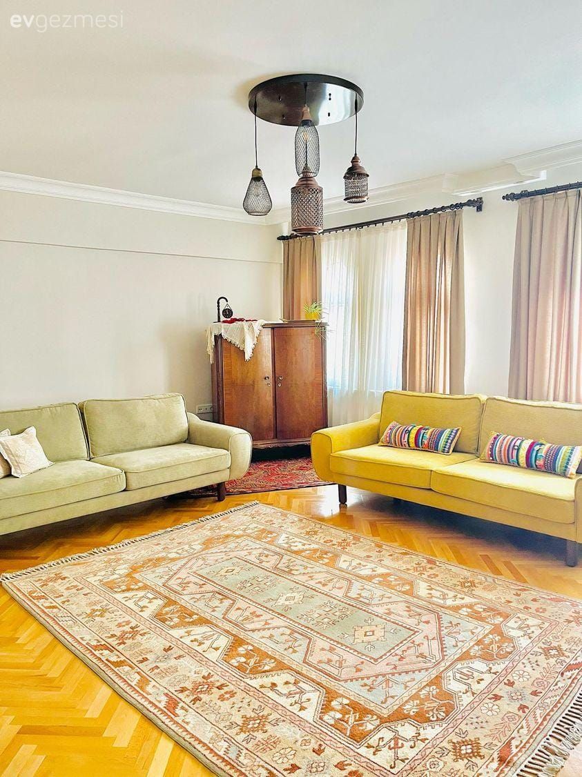 Salon, Bohem Dekorasyon, Hardal, Bej, Krem, Ahşap Mobilya, Kahverengi, Fon perde, Perde, Tül perde, Avize, Aydınlatma, Salon avizesi, Kırlent, Ev tekstili, Parke