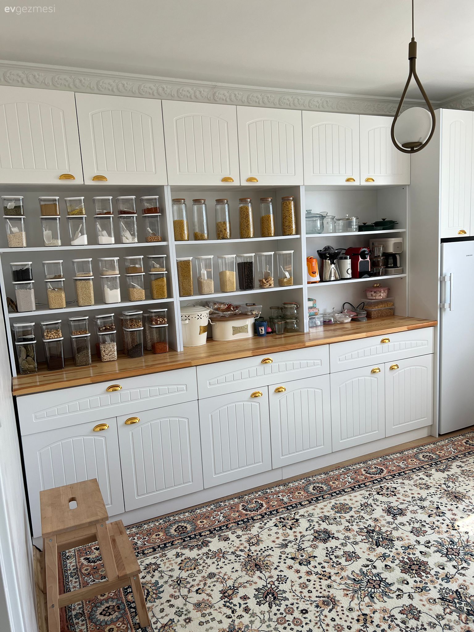 Bu Geniş Mutfağın Bir Tarafında Yeşil Dolaplar Var Diğerinde Kiler!