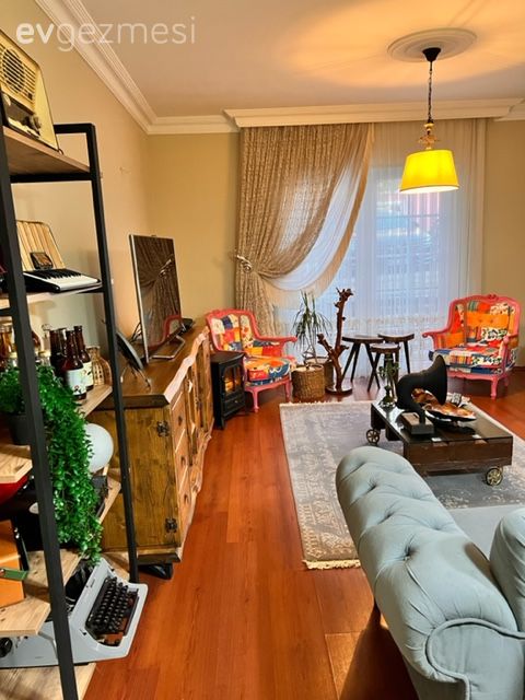 Salon, Country, Eklektik, Turuncu, Sarı, Berjer, Yan sehpa, Sehpa, Koltuk takımı, Halı, Salon halısı, Tv ünitesi, Tv ünitesi aksesuarları, Ev Aksesuar, Parke, Gri