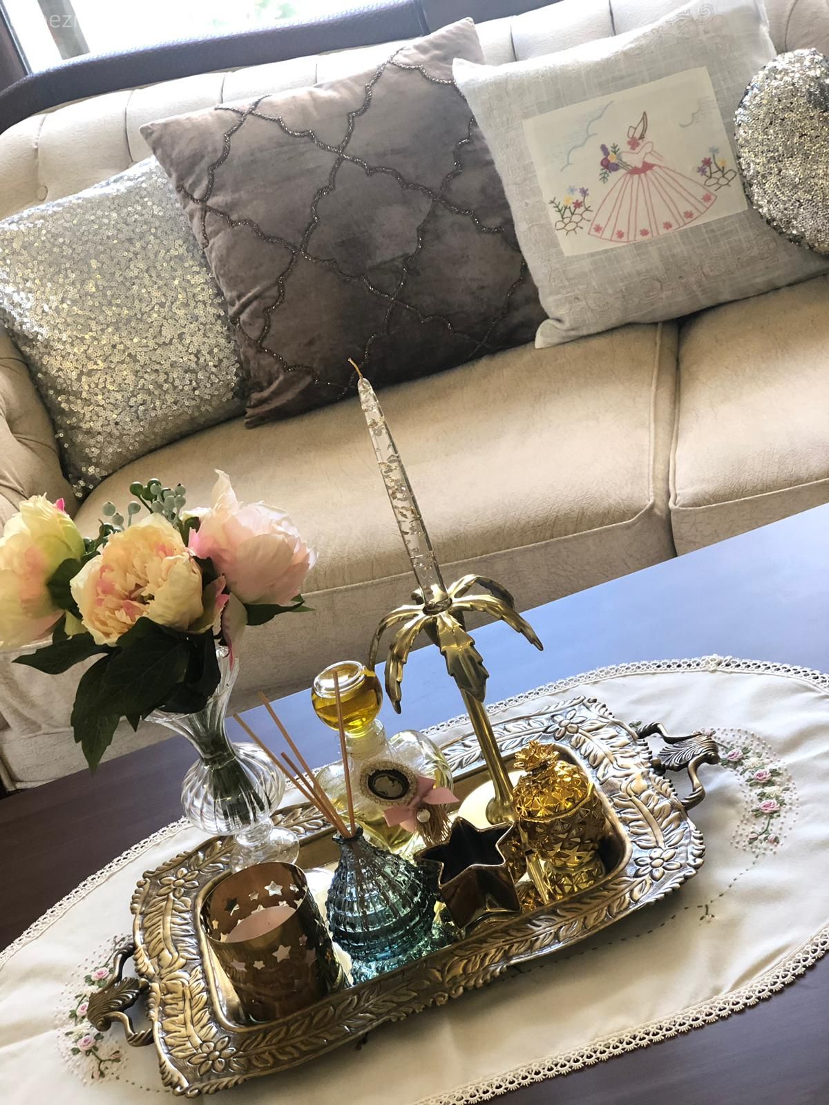 Sunum, Krem, Altın tepsi, Kırlent, Runner, Payet, Ahşap masa, Altın, Şamdan