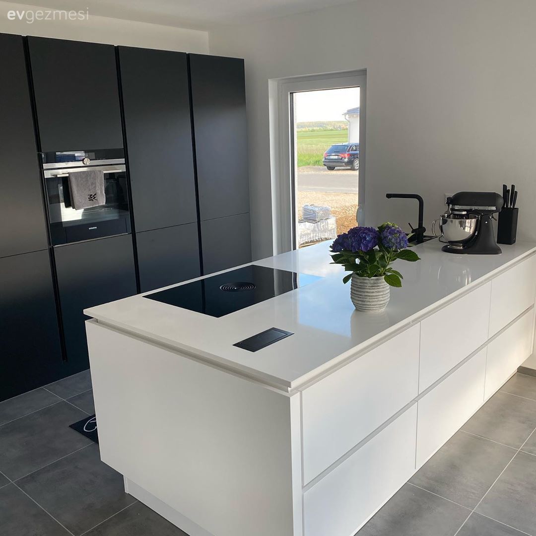 Mutfak, Beyaz, Siyah, Modern, Kulpsuz mutfak dolabı, Ada mutfak, Mutfak tezgahı, Ankastre