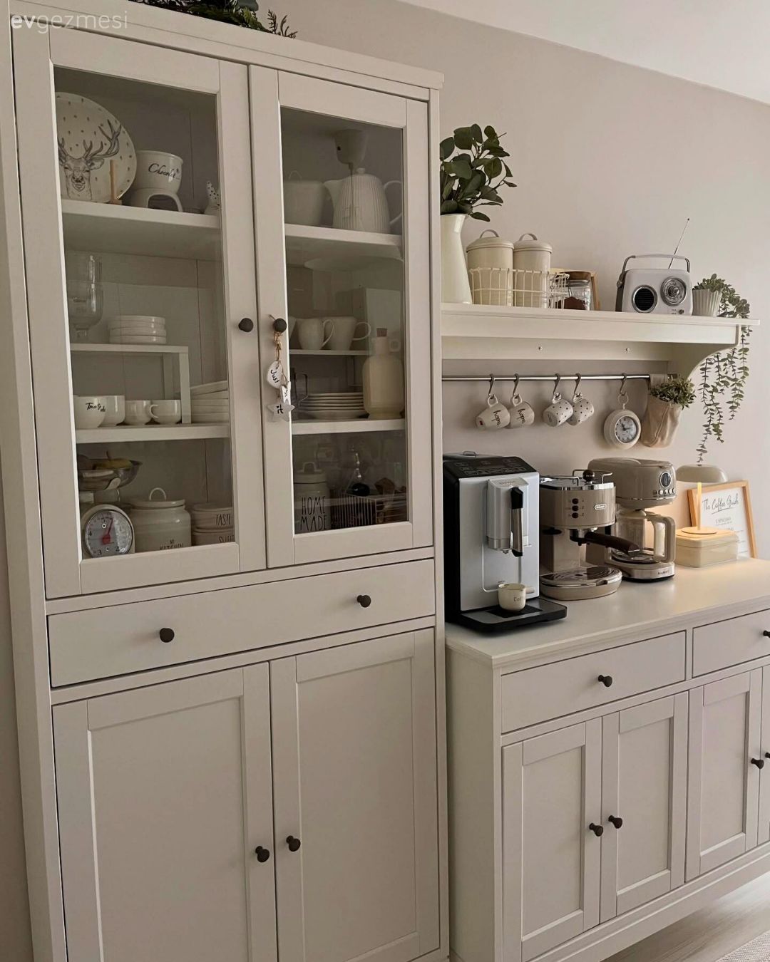 Kahve köşesi, Beyaz, Cam kapaklı dolap, Mutfak rafı, Mutfak, Shaker kapaklı dolaplar
