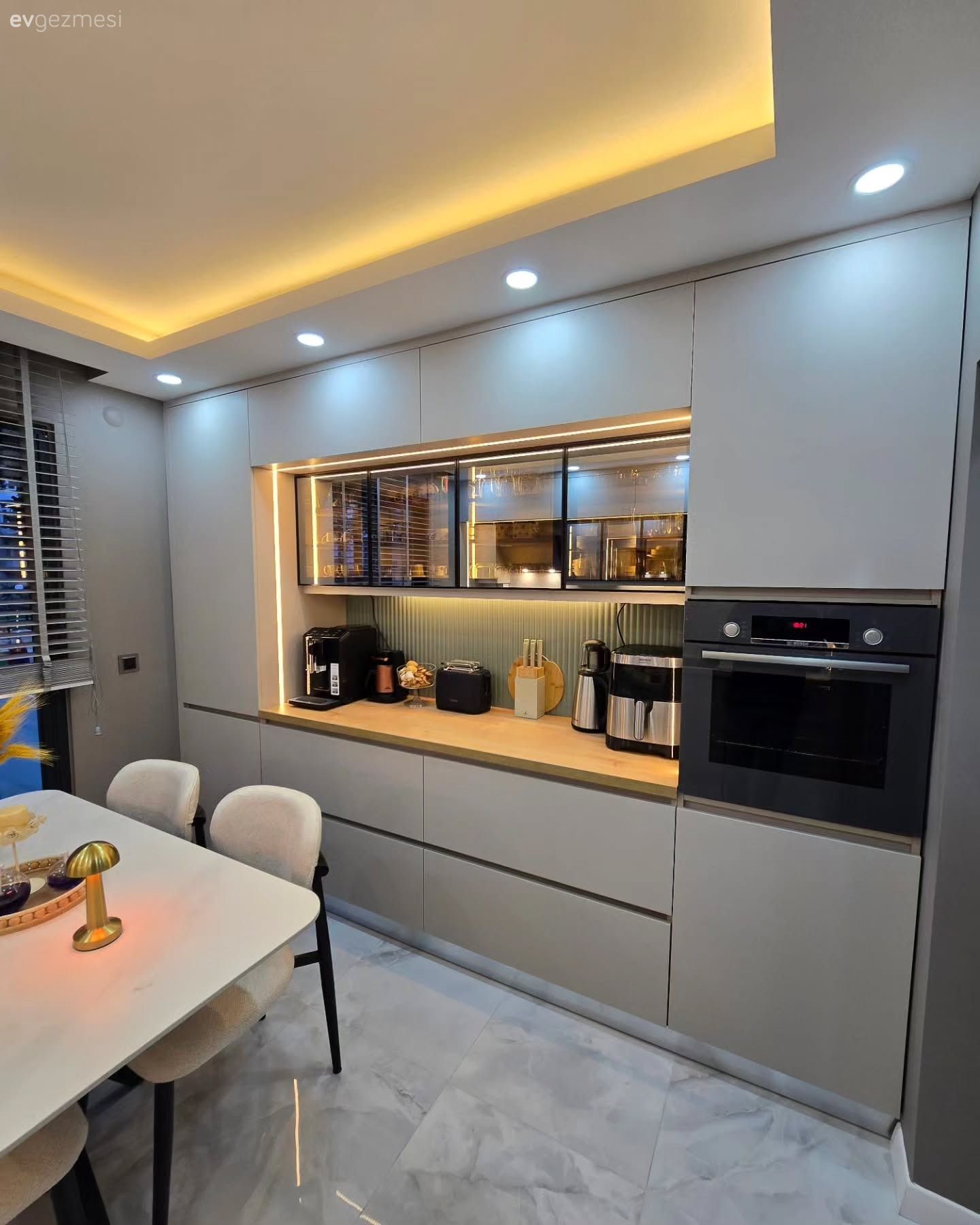 Koridor Tipi Bu Modern Mutfağın Cazibe Noktası Cam Kapaklar