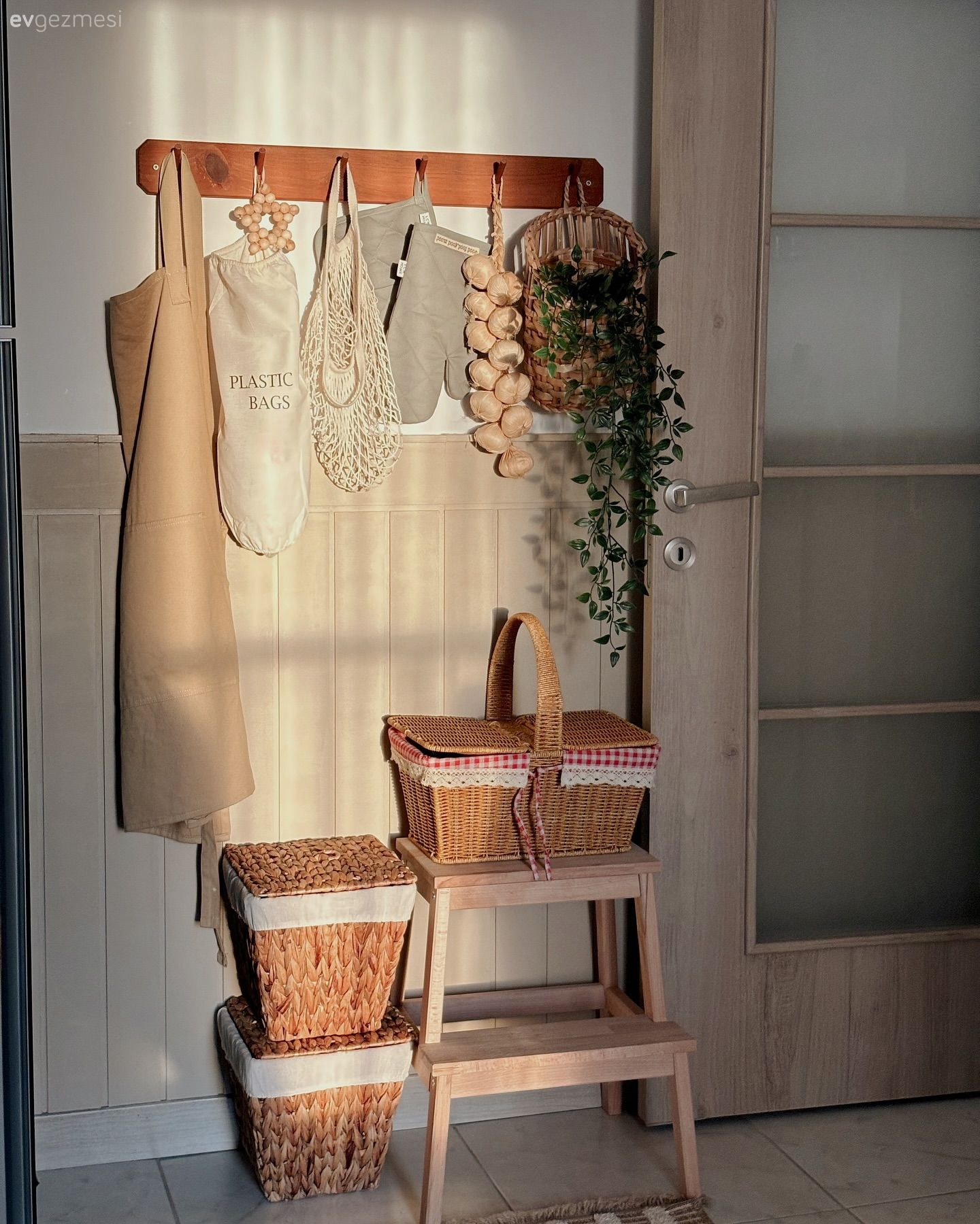 Beyazın Ferahlığını Kahverengi Tonları ile Buluşturan Bir Ev!