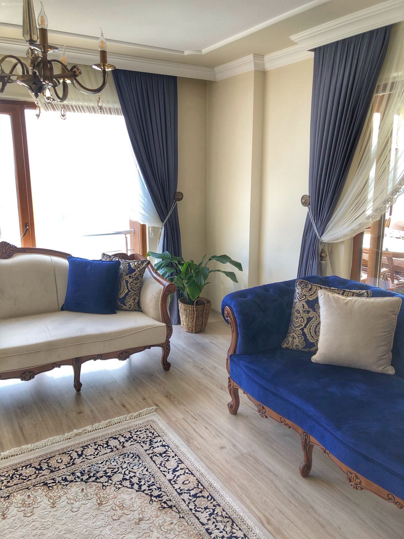 Salon, Beyaz, Parlament mavisi, Klasik, Koltuk takımı, Fon perde, Perde, Tül perde, Country, Ahşap Mobilya, Masif ahşap, Oymalı mobilya, Halı, Salon halısı, Orta sehpa, Sehpa, Tv ünitesi, Tv ünitesi aksesuarları, Ev Aksesuar, Avize, Aydınlatma, Salon avizesi, Parke, Kırlent, Ev tekstili