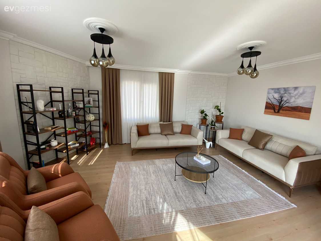 Salon, Modern, Krem, Bej, Turuncu, Siyah, Koltuk takımı, Berjer, Vitrin, Halı, Orta sehpa, Sehpa, Tablo, Duvar dekorasyonu, Kırlent, Ev tekstili, Avize, Aydınlatma, Salon avizesi, Fon perde, Perde, Tül perde