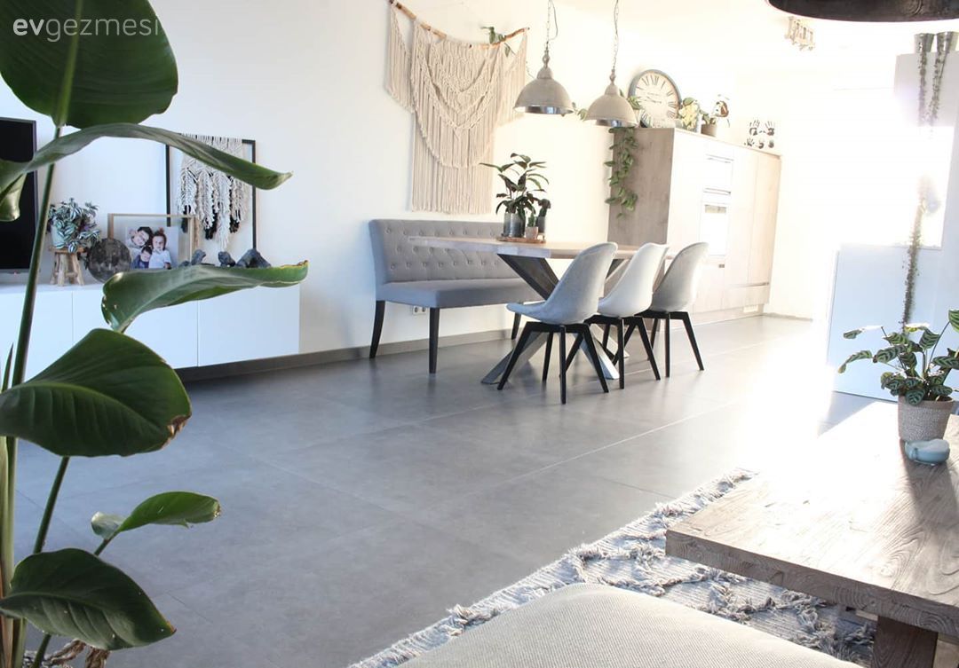 Açık konsept yaşam alanı, Salon, Amerikan Mutfak, Mutfak, Beyaz, Gri, Siyah, Yeşil, Bej, Yemek masası, Krom sarkıt, Tv ünitesi, Tv ünitesi aksesuarları, Ev Aksesuar, Makrome, Ev bitkisi, Saksı