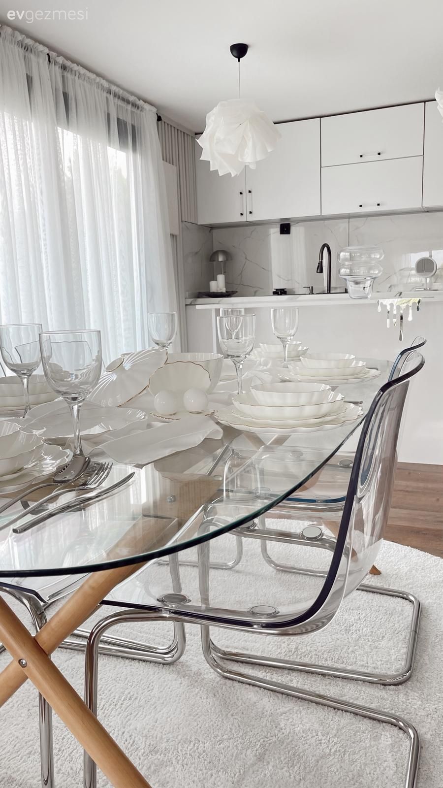Açık konsept yaşam alanı, Amerikan Mutfak, Mutfak, Pleksi sandalye, Pleksi, Yemek masası, Avize, Aydınlatma, Cam masa, Halı, Tül perde, Perde, Mutfak tülü, Mutfak perdesi