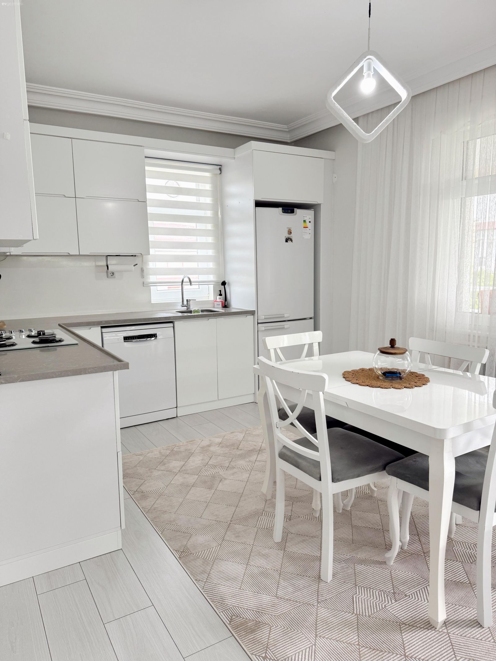 Beyazla Ferahlayan Bu Samsun Mutfağında Her Şey Tam Kararında