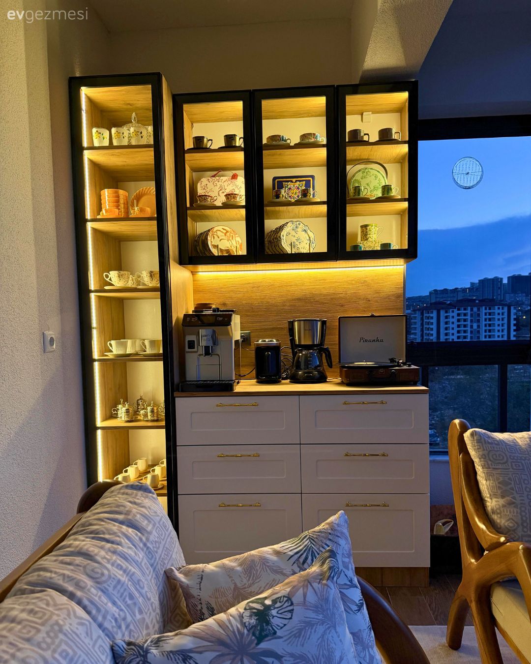 Elazığ'daki Bu Balkon Kahve Köşesi Gelince Daha Bir Keyiflenmiş