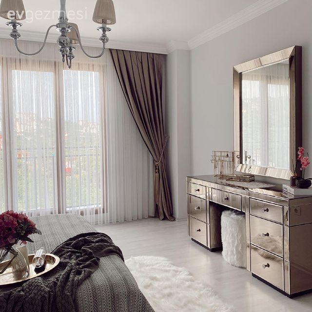 Yatak Odası, Makyaj aynası, Aynalı mobilya, Ayna, Zemin seramikleri, Fon perde, Perde, Tül perde, Avize, Aydınlatma
