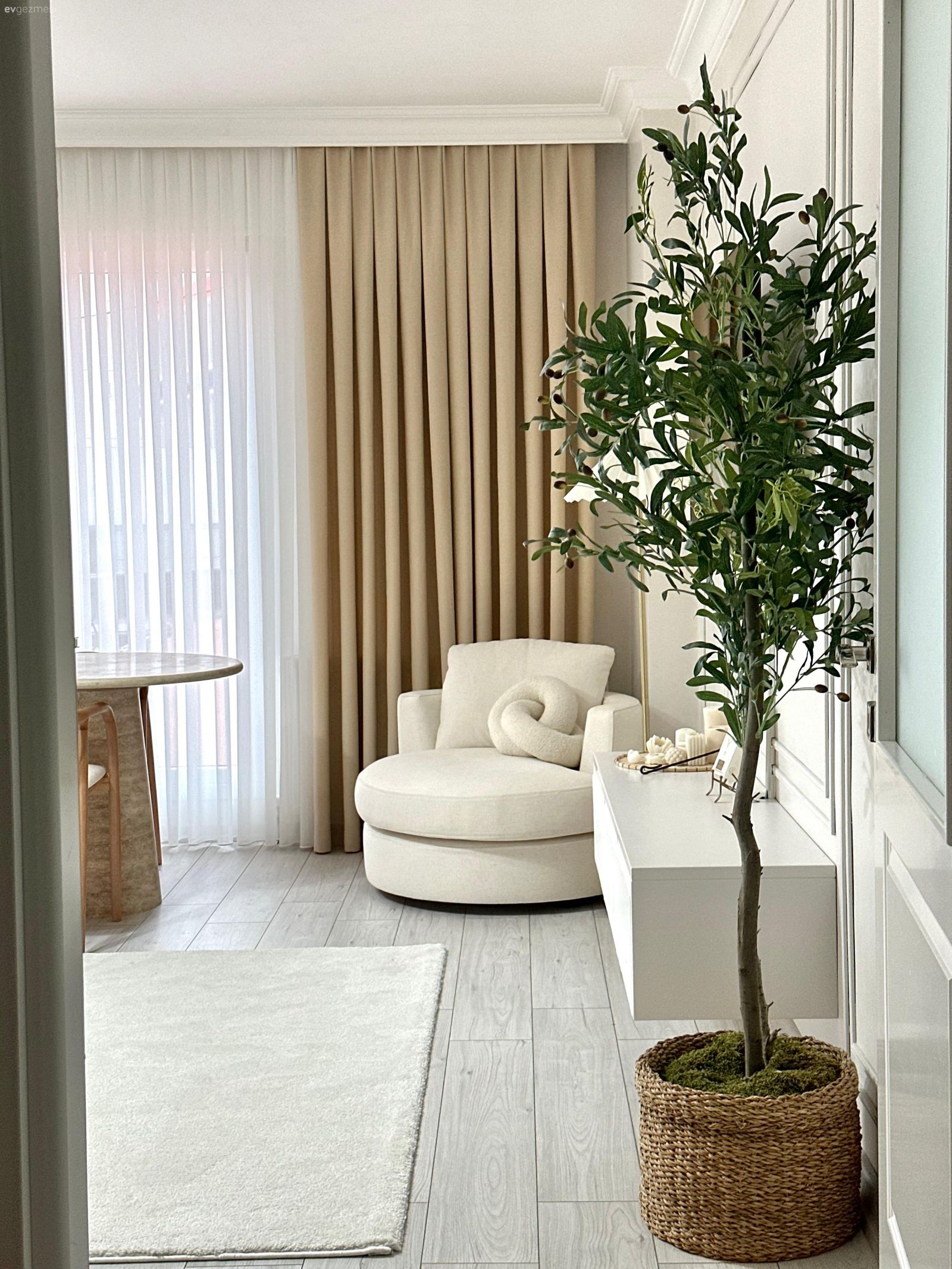 Beyazları Seven Bu Evin İçinde İki Küçük Çocuk Da Yaşıyor!