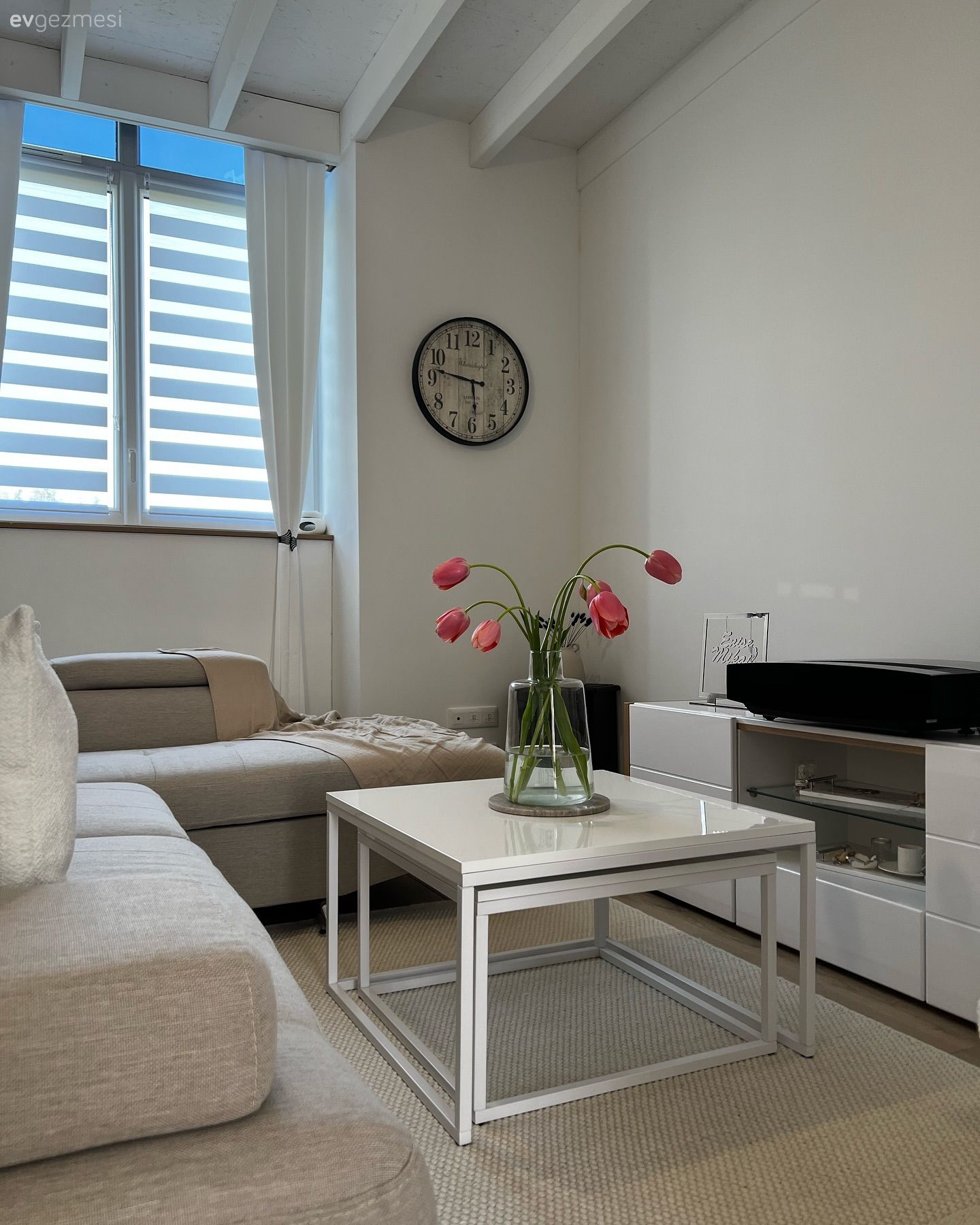 Salon, İskandinav, Beyaz, Bej, Köşe koltuk, Koltuk takımı, Orta sehpa, Sehpa, Tv ünitesi, Tv ünitesi aksesuarları, Ev Aksesuar, Halı, Salon halısı, Dekoratif Objeler