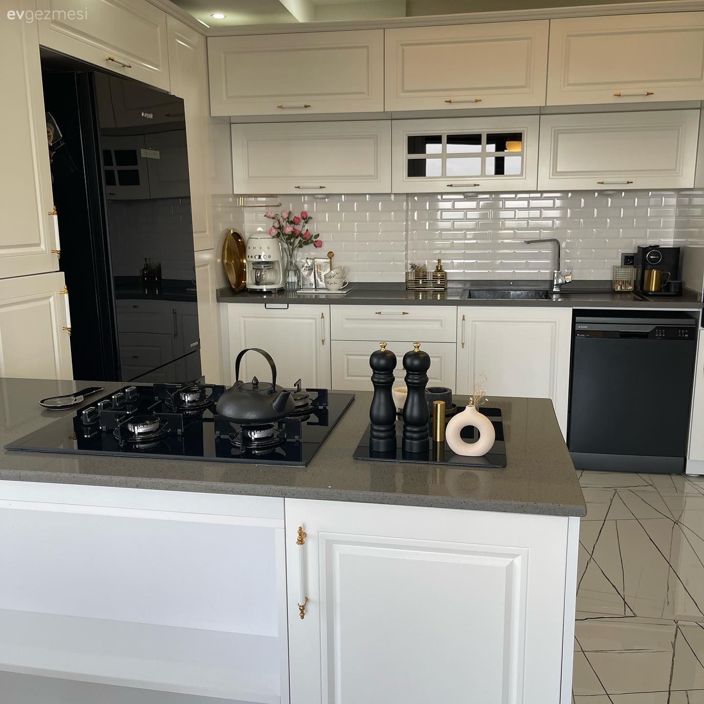 Bu Batman Mutfağı Modern ve Klasiği Harmanlamış