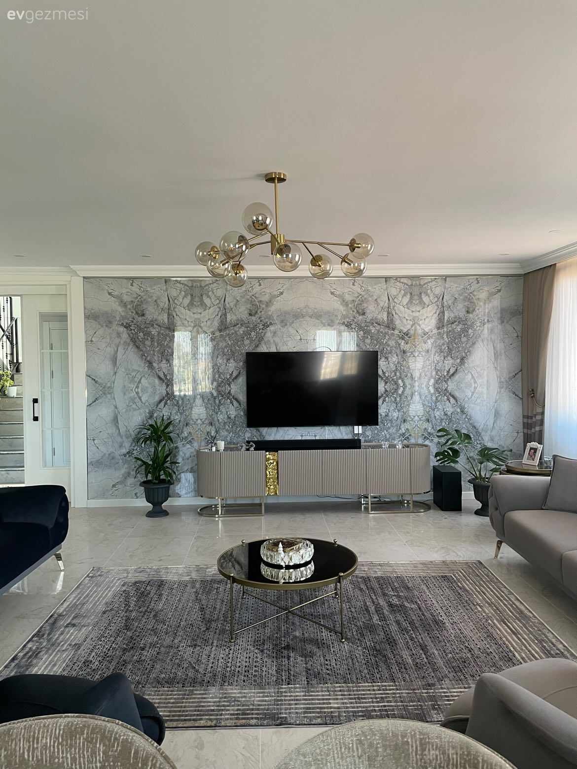 Mermer, Tv ünitesi, Vizon, Gri, Füme, Art deko, Dekoratif Objeler, Vazo, Ev Aksesuar, Koltuk takımı, Fon perde, Perde, Tül perde, Halı, Salon halısı, Orta sehpa, Sehpa, Avize, Aydınlatma, Salon avizesi, Kırlent, Ev tekstili, Altın