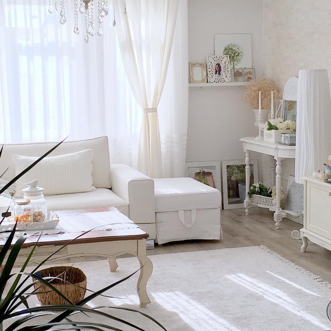 Salon, Beyaz, Köşe koltuk, Koltuk takımı, Orta sehpa, Sehpa, Kahverengi, Ahşap Mobilya, Avize, Aydınlatma, Salon avizesi, Tül perde, Perde, Halı, Salon halısı, Ahşap masa, Ev bitkisi, Ev Aksesuar, Hasır sepet, Duvar dekorasyonu, Duvar rafı, Kaktüs, Puf, Dresuar, Vazo, Stor perde, Tv ünitesi, Tv ünitesi aksesuarları