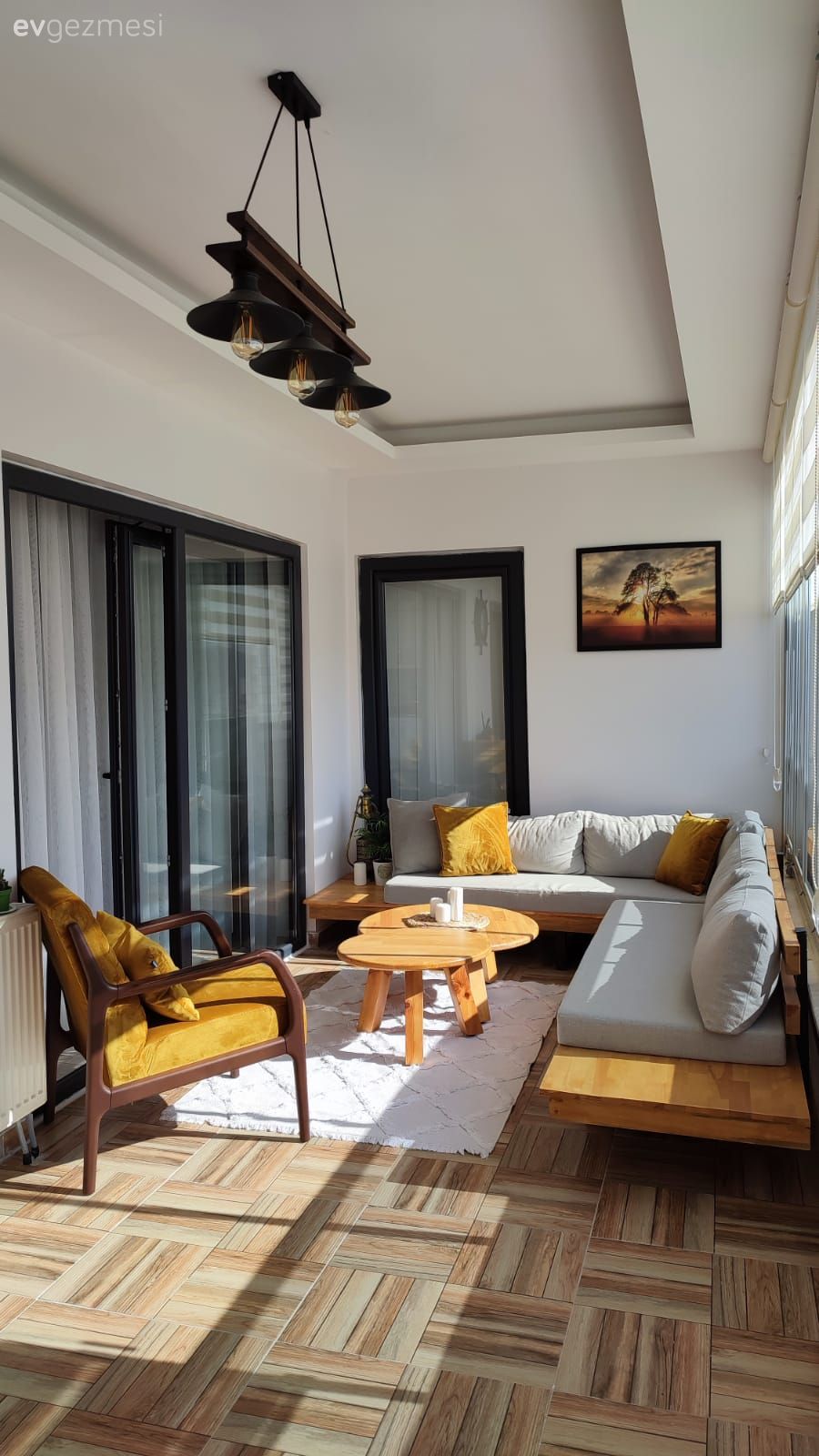 Balkon, Beyaz, Sarı, Balkon oturma grubu, Palet, Halı, Sandalye, Balkon masası, Balkon zemini, Balkon avizesi, Kırlent, Ev tekstili