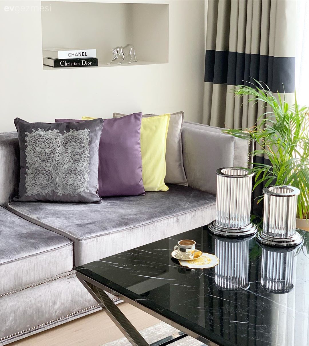 Bu Evde Metalik Işıltılar İddialı Renklerle Buluşmuş!