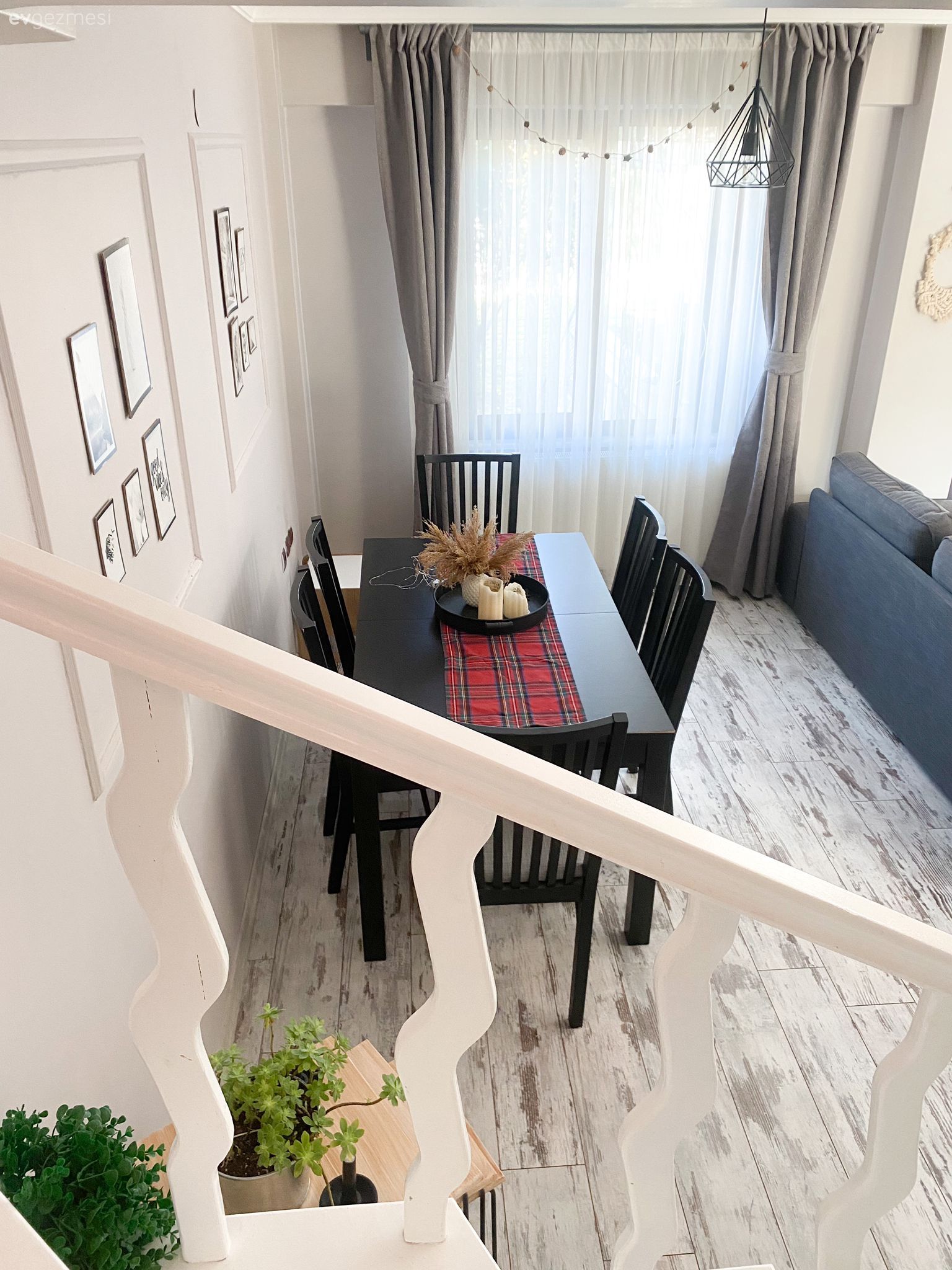 Salon, Country, Beyaz, Siyah, Gri, Kırmızı, Fon perde, Perde, Tül perde, Sandalye, Yemek masası, Çerçeve, Koltuk takımı