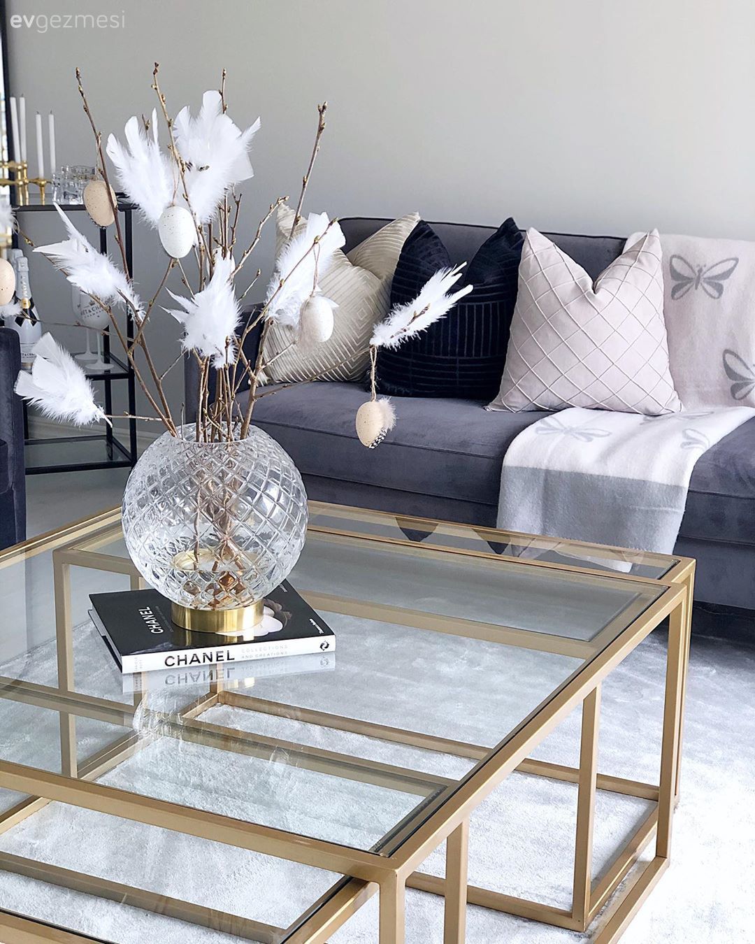 Salon, Gri, Beyaz, Lacivert, Altın, Kırlent, Ev tekstili, Koltuk takımı, Orta sehpa, Sehpa, Cam orta sehpa, Vazo, Ev Aksesuar, Yapay çiçekler, Halı, Salon halısı
