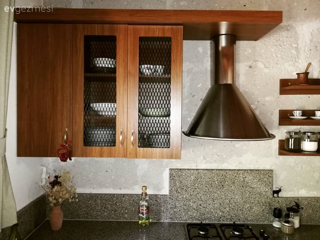 Bağ evi, Mutfak, Kahverengi, Beyaz, Mutfak tezgahı, Mutfak tezgah arası, Davlumbaz, Rustik mutfak, Mutfak halısı, Tavan dekorasyon, Mutfak rafı