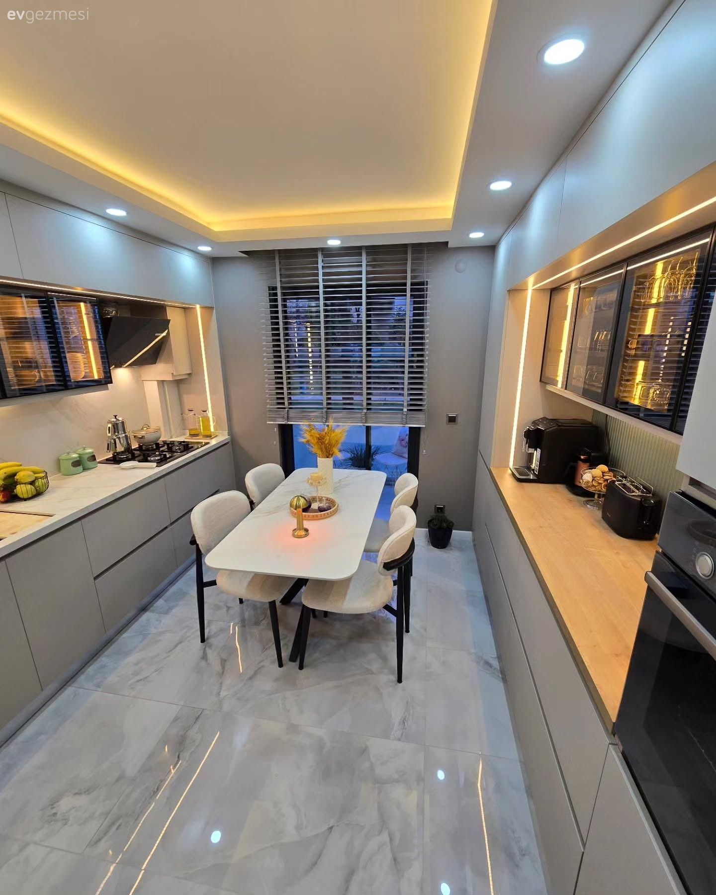 Koridor Tipi Bu Modern Mutfağın Cazibe Noktası Cam Kapaklar