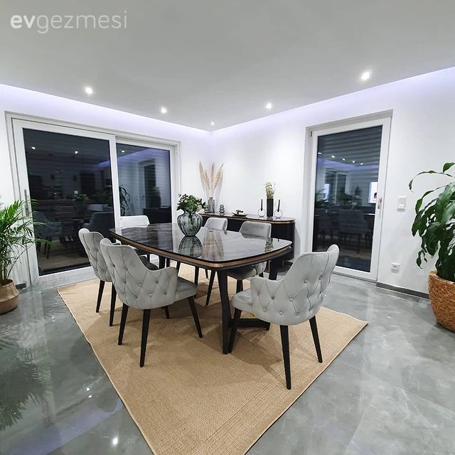 Yemek Odası, Art deko, Siyah, Gri, Modern, Yemek masası, Sandalye, Halı, Jüt halı, Ev bitkisi, Saksı, Spot aydınlatma, Aydınlatma, Zemin seramikleri