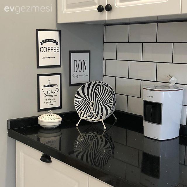 Mutfak tezgahı, Mutfak, Siyah tezgah, Metro seramik, Seramik, Gri duvar, Mutfak tezgah arası