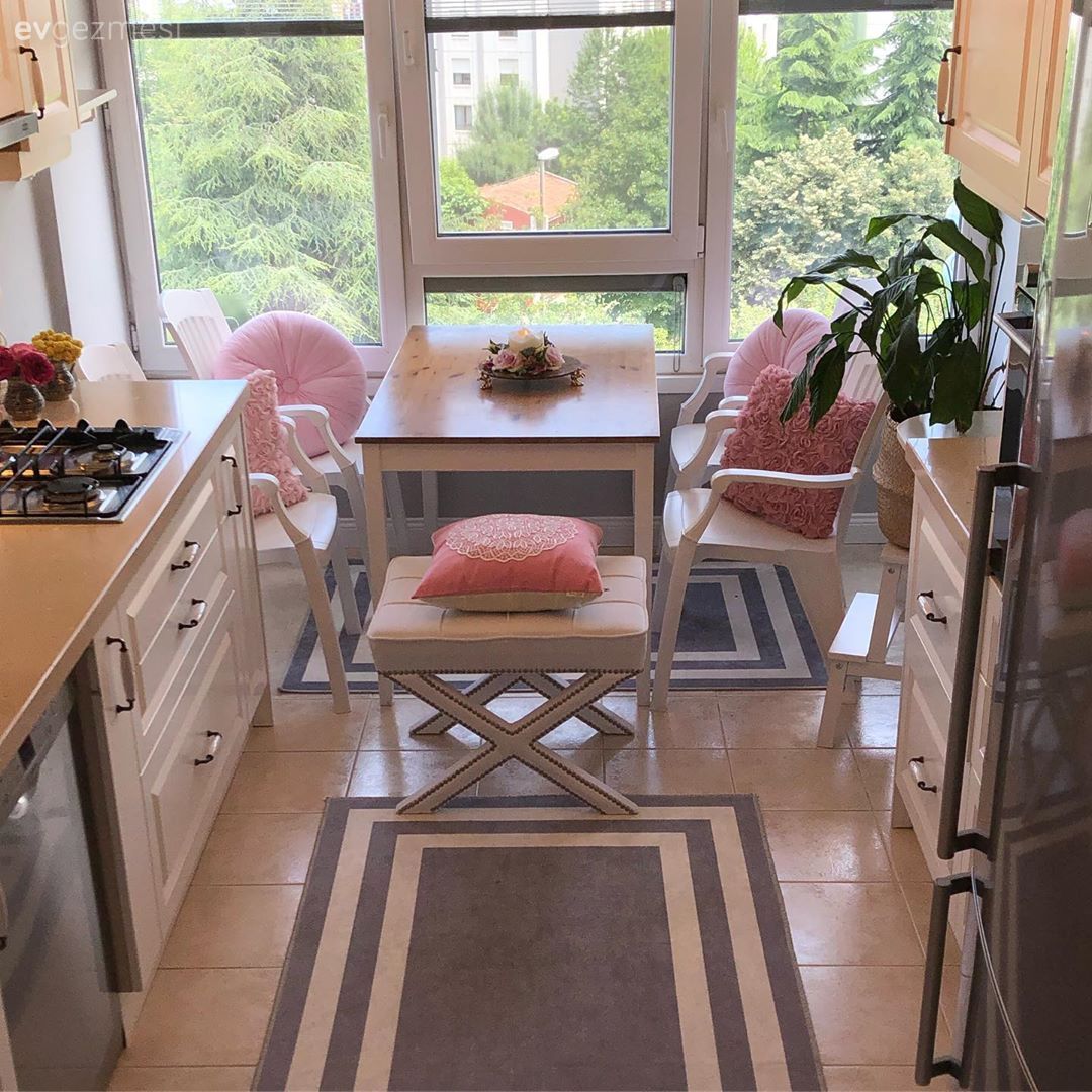 Ev Gezmesi: Renkleriyle İçinizi Isıtacak Bir İstanbul Evi