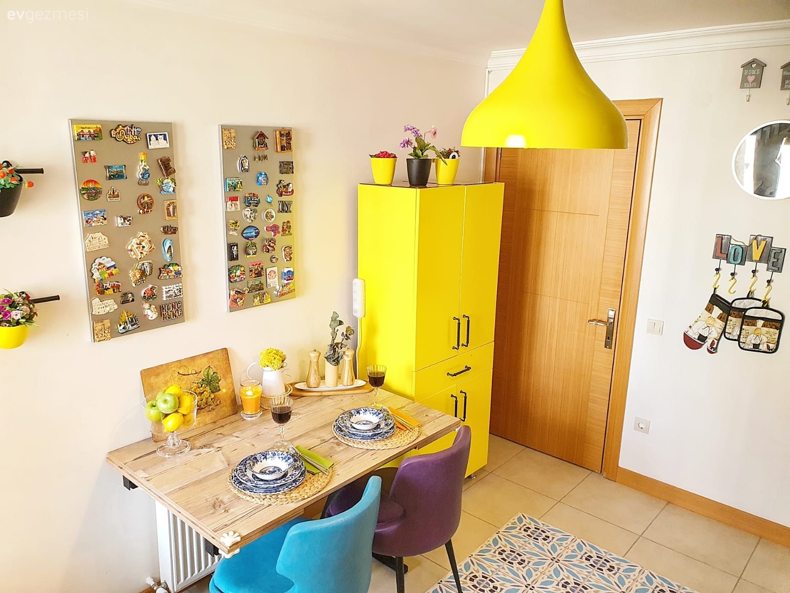 Mutfak, Sarı, Mavi, Mor, Sandalye, Dolap, Duvar dekorasyonu, Mutfak masası, Avize, Aydınlatma