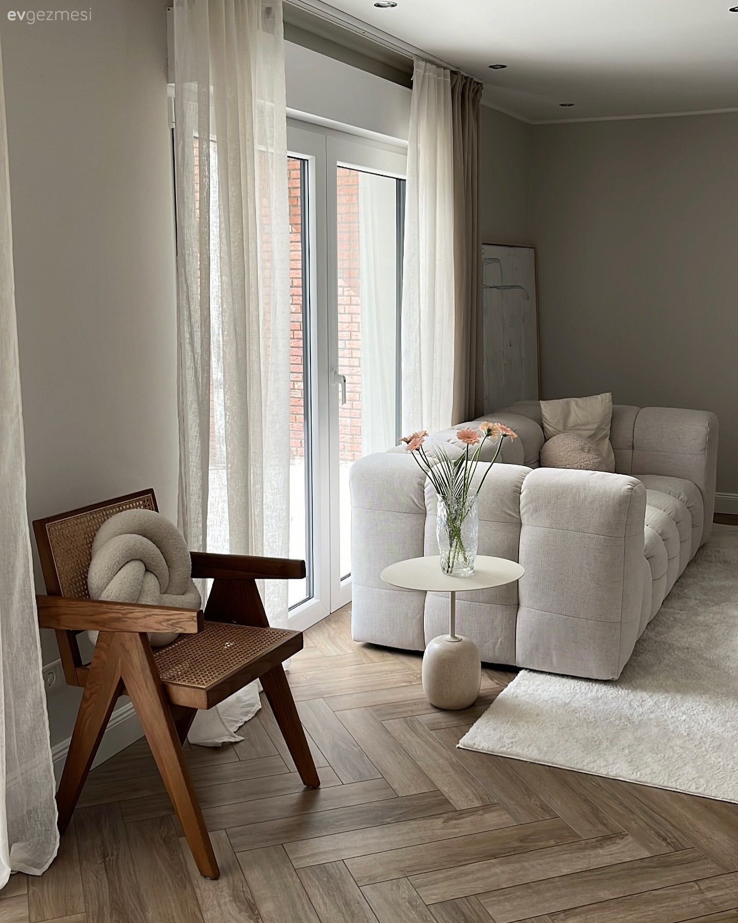 Salon, Beyaz, Krem, Bej, Hasır sandalye, Tül perde, Perde, Parke, Halı, Salon halısı