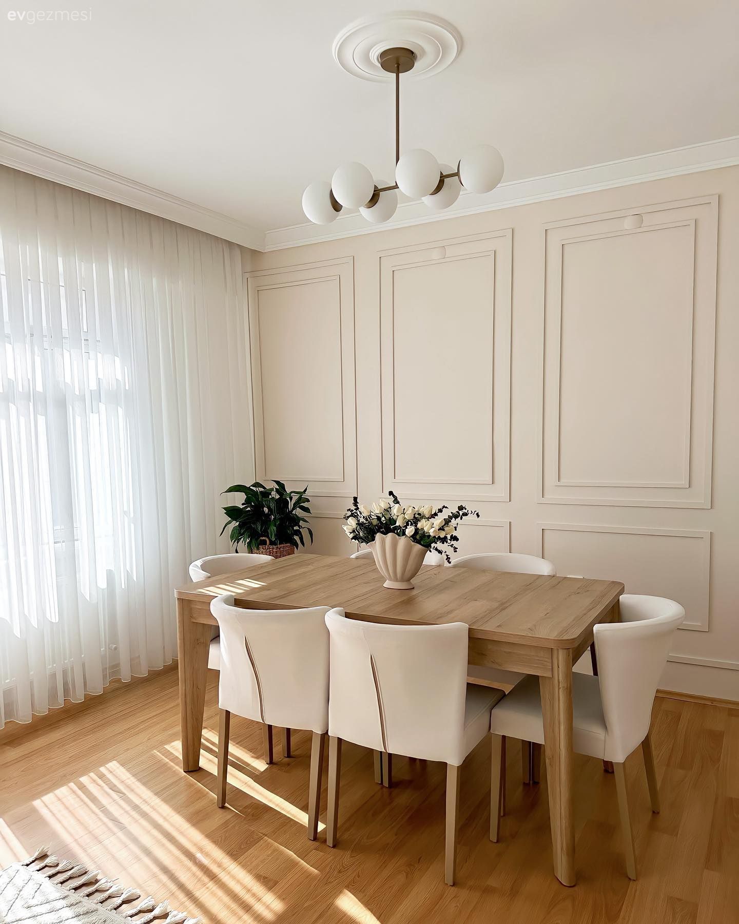 Duvar çıtalama, Krem, Sandalye, Yemek masası, Avize, Aydınlatma, Salon avizesi, Parke, Tül perde, Perde, Beyaz