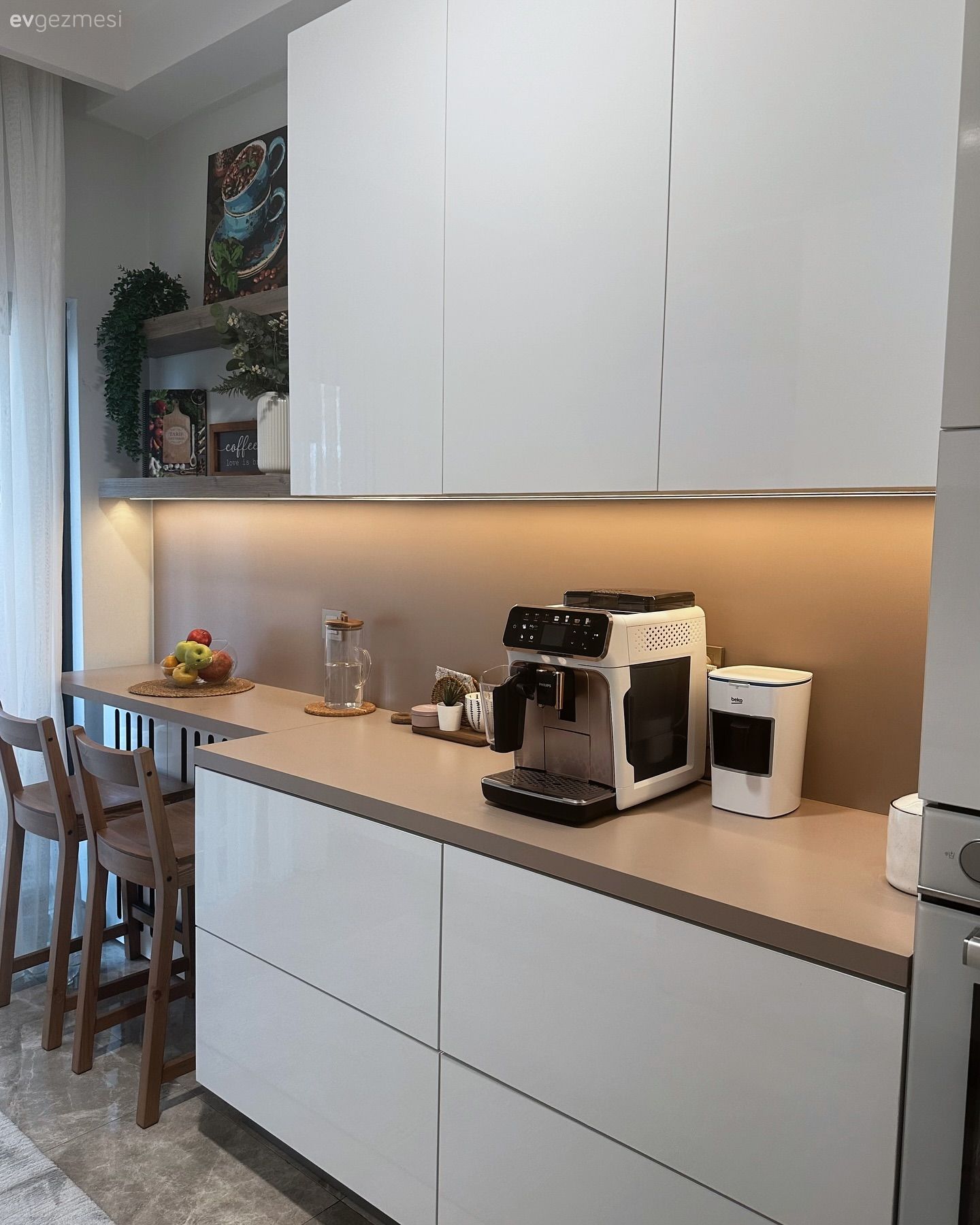 Bu Modern Mutfakta Masa ve Kahve Köşesi Bir Arada