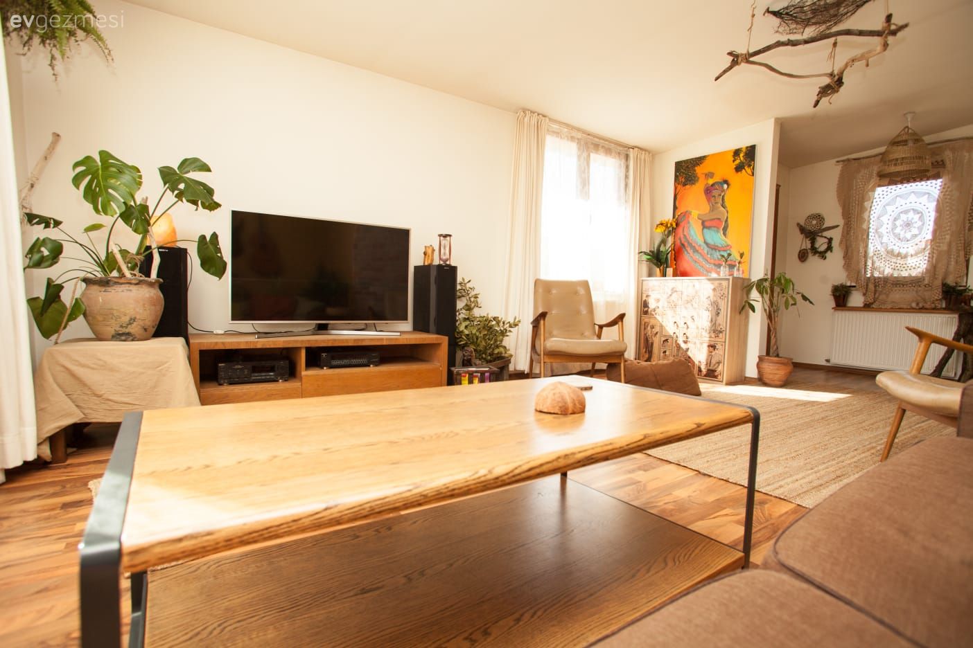 Müstakil Ev, Salon, Bohem Dekorasyon, Rustik, Eklektik, Sarı, Turuncu, Krem, Bej, Ahşap Mobilya, Orta sehpa, Sehpa, Tv ünitesi, Tv ünitesi aksesuarları, Ev Aksesuar, Saksı, Hasır sepet, Ev bitkisi, Perde, Rustik perde, Tablo, Duvar dekorasyonu, Konsol