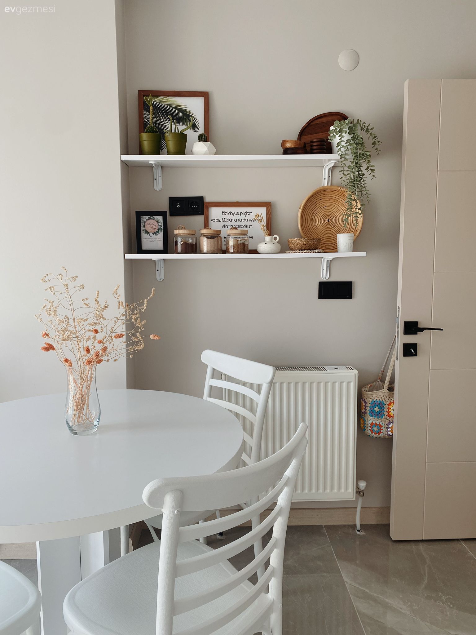 Beyaza Sırtını Dayayan Bu Mutfakta Samimiyet Kaynağı Yuvarlak Masa!