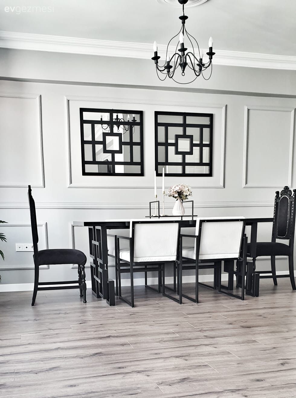 Yemek Odası, Yemek masası, Sandalye, Modern, Beyaz, Siyah, Metal duvar saati, Ayna, Duvar panosu, Duvar dekorasyonu, Parke, Yemek odası avizesi, Duvar çıtalama