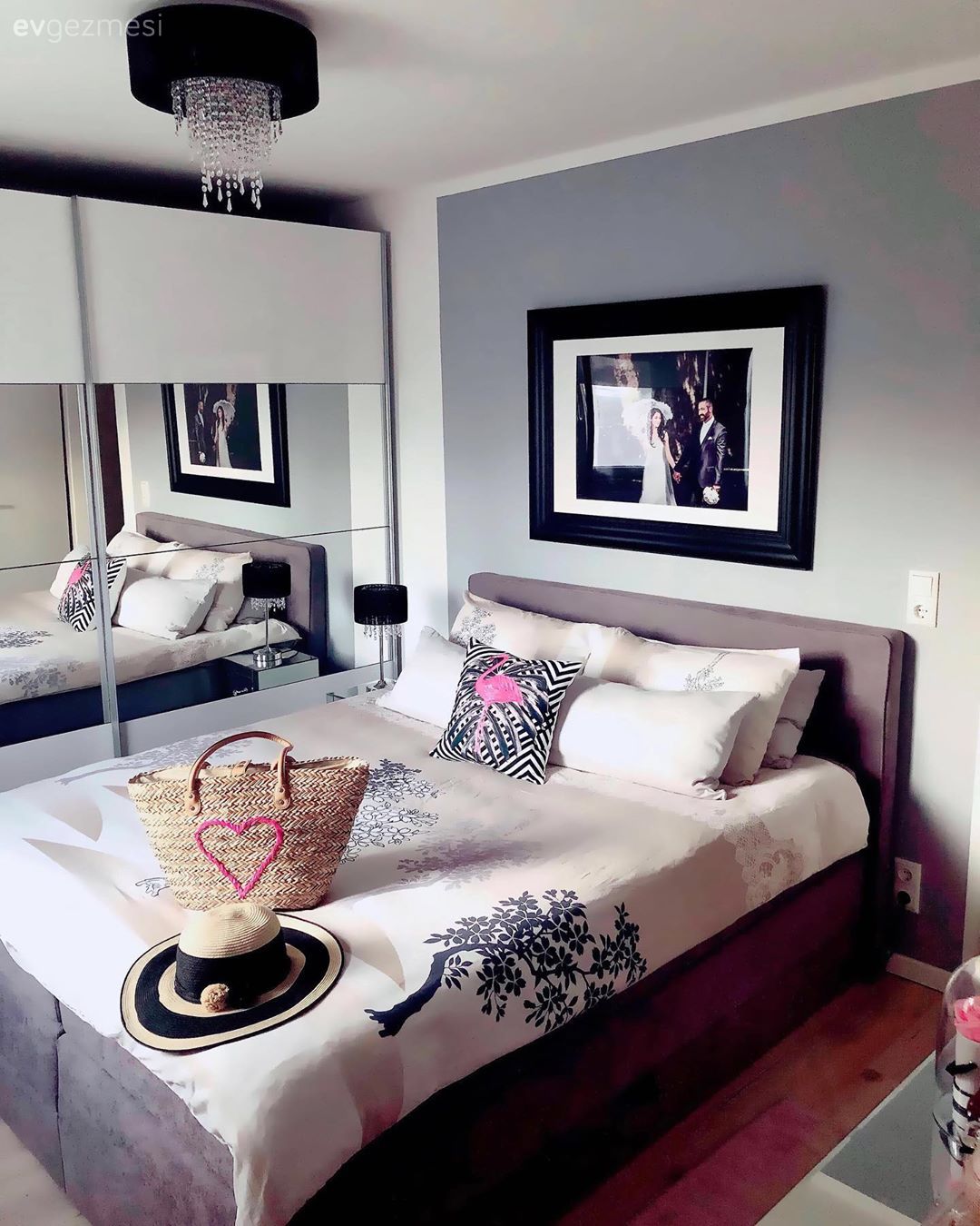 Yatak Odası, Gri duvar, Yatak odası avizesi, Avize, Aydınlatma, Gardrop, Ayna kapaklı dolap, Ayna, Yatak örtüsü, Abajur, Krem, Kırlent