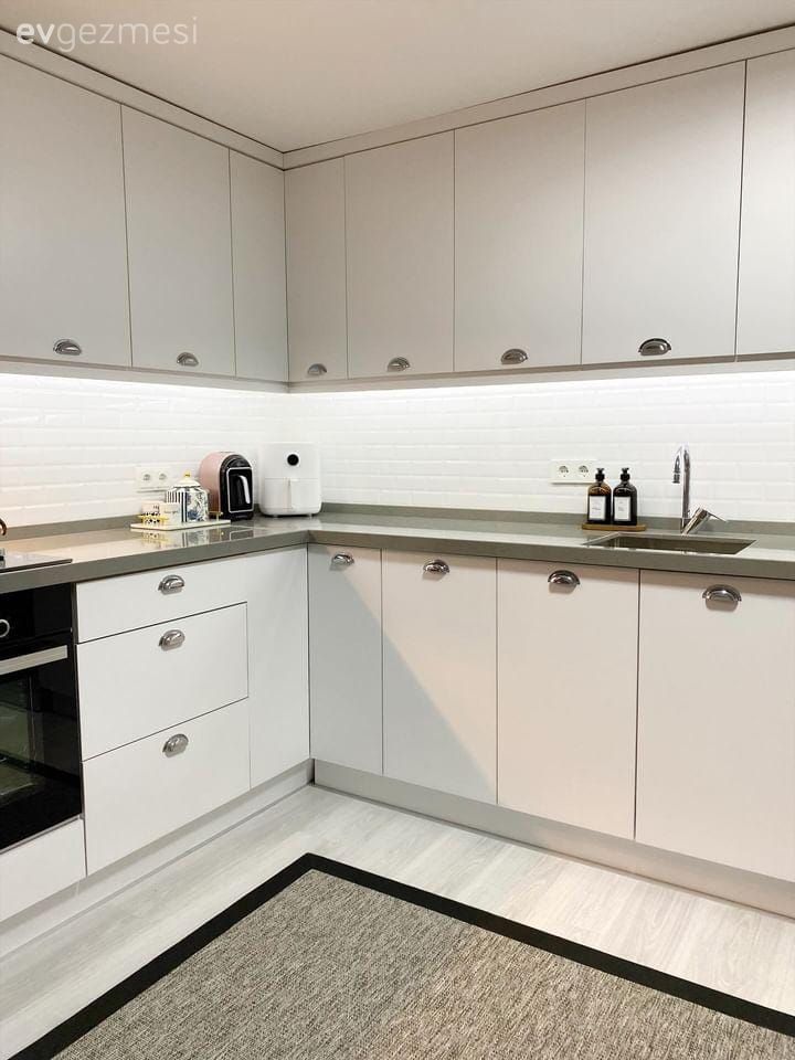 Mutfak, Beyaz, Siyah, Mutfak tezgahı, Mutfak tezgah arası, Tezgah arası seramik, Ankastre, Mutfak aksesuarları, Mutfak halısı